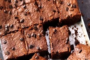 خوش طعم ترین براونی رو با عطر وانیل و رژیمی درست کن + طرز تهیه