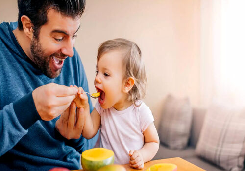 سن مجاز کودکان برای انبه خوردن از چند سالگیه؟