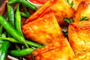 سمبوسه گیاهی با سیب زمینی رو نواب ابراهیمی این مدلی درست می کنه