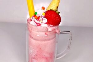 آیس پک توت فرنگی خوش رنگ و خامه ای اما رژیمی + طرز تهیه 