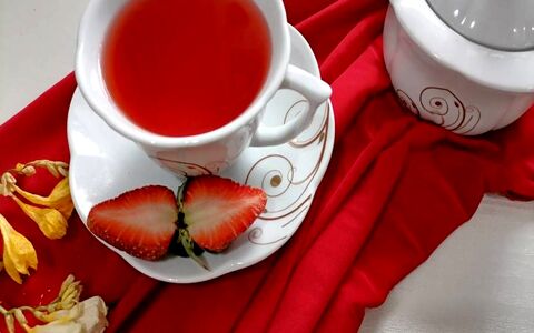 چای توت فرنگی؛ دوست داشتنی و دلپذیر برای طرفداران این میوه + طرز تهیه