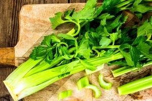 آشنایی با خواص معجزه آسای کرفس برای سلامت بدن + طبع