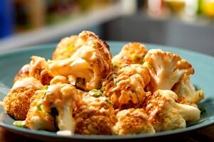ساندویچ گل کلم با سس بوفالو؛ یکبار امتحان کنی، مشتری میشی + طرز تهیه