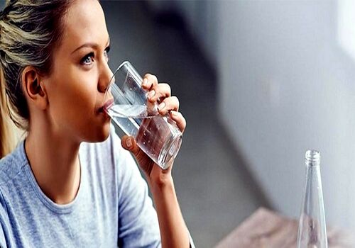 قبل خواب یه لیوان آب بخوریم؛ چه اتفاقی واسه بدنمون میفته؟ 