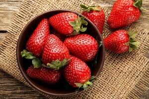 با کاکائو و توت فرنگی خشکی پوستت رو برای همیشه از بین ببر! + طرز تهیه ماسک
