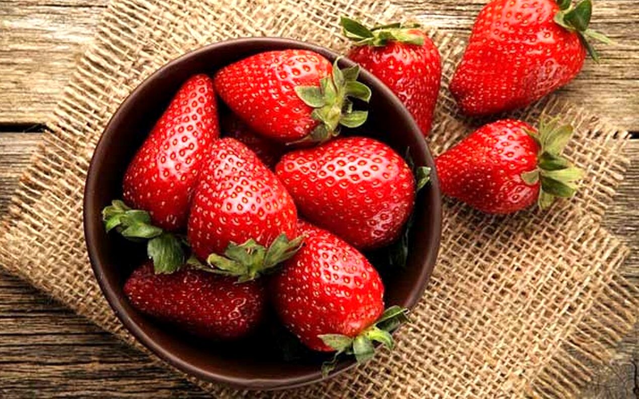 با کاکائو و توت فرنگی خشکی پوستت رو برای همیشه از بین ببر! + طرز تهیه ماسک