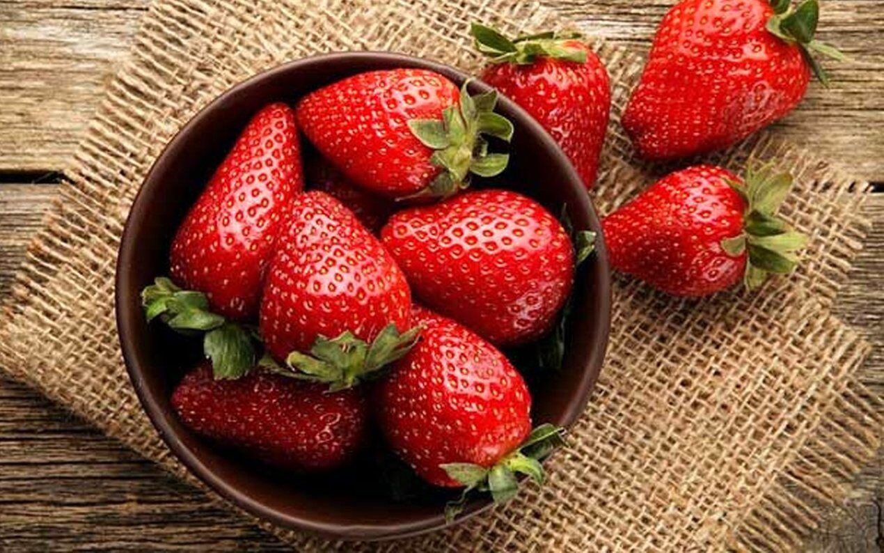 با کاکائو و توت فرنگی خشکی پوستت رو برای همیشه از بین ببر! + طرز تهیه ماسک