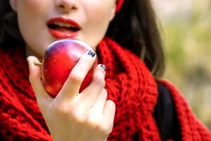 به جای اینکه همش بری دکتر ناشتا سیب بخور! | فواید بینظیر خوردن سیب اول صبح