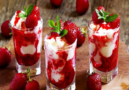 این ماست و توت فرنگی رو بزن که عسله؛ عسل!  طرز تهیه 
