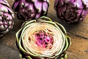 خواص عرق کنگر فرنگی چیه و برای هر مزاجی چطور باید استفاده بشه؟