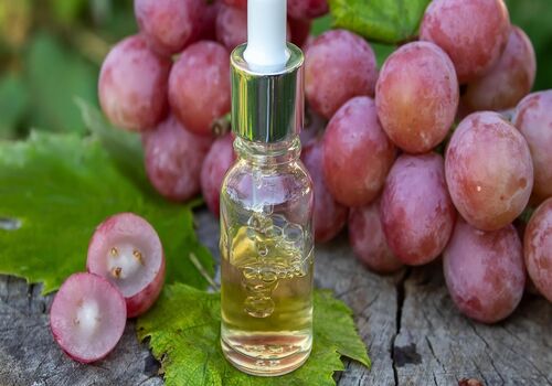 با روغن هسته انگور دیگه داشتن پوست سالم برات رویا نیست!