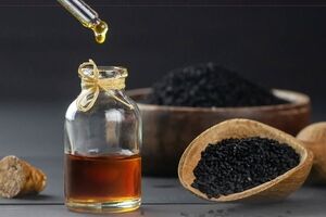 چین و چروک پوستت رو با این روغن سیاه دانه محو کن 