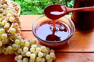 به این 9 دلیل قبل از اینکه بخوابی شیره انگور بخور! + فواید 